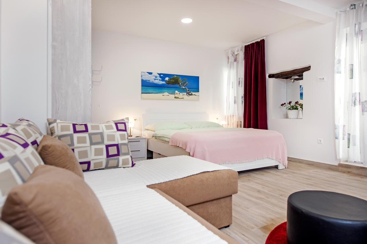 La Svalba Rooms & Studios Ровінь Екстер'єр фото