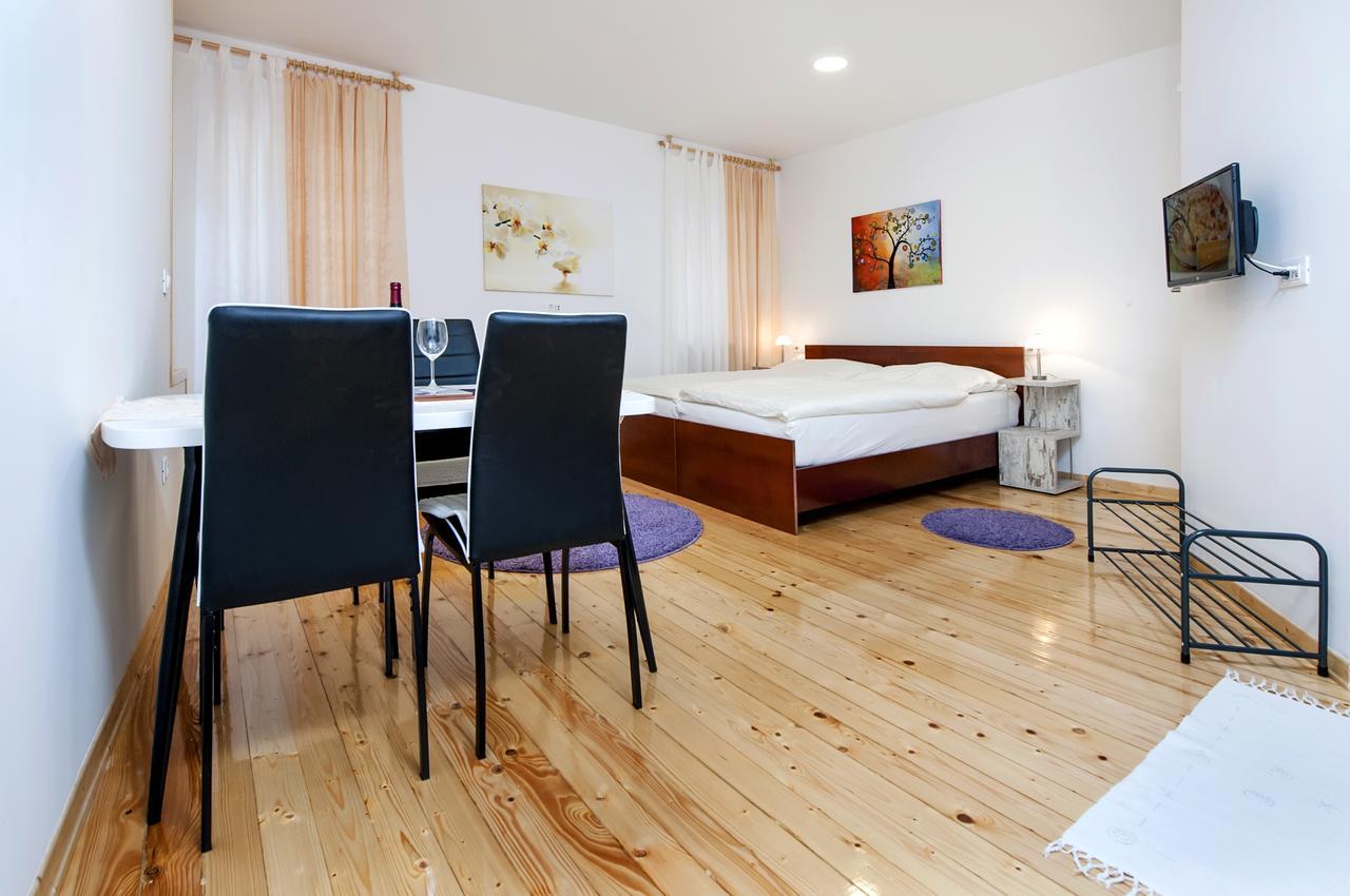 La Svalba Rooms & Studios Ровінь Екстер'єр фото